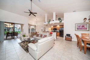 Smart TV, books, stereo, printers - Villa Sunset with heated Pool and Privacy on the canal (Cape Coral)