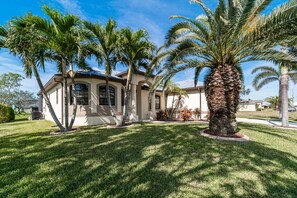 Property grounds - Villa Sunset with heated Pool and Privacy on the canal (Cape Coral)