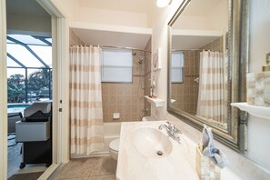 Une salle de bain avec une baignoire, des toilettes et un lavabo.