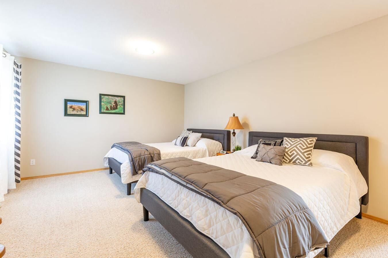 Sleeps 32 - 5 mins. from Waterton - Whole House