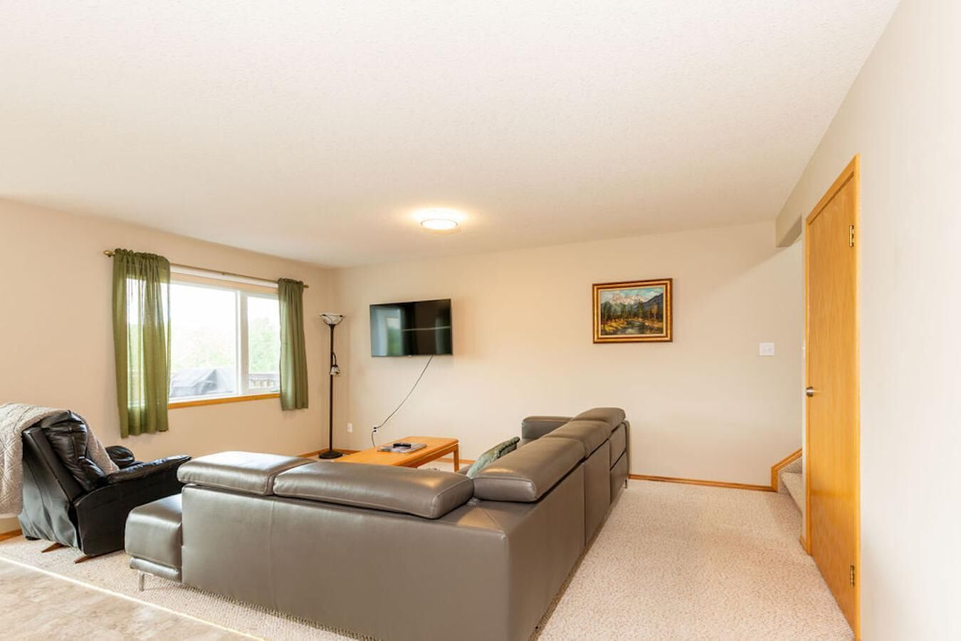 Sleeps 32 - 5 mins. from Waterton - Whole House