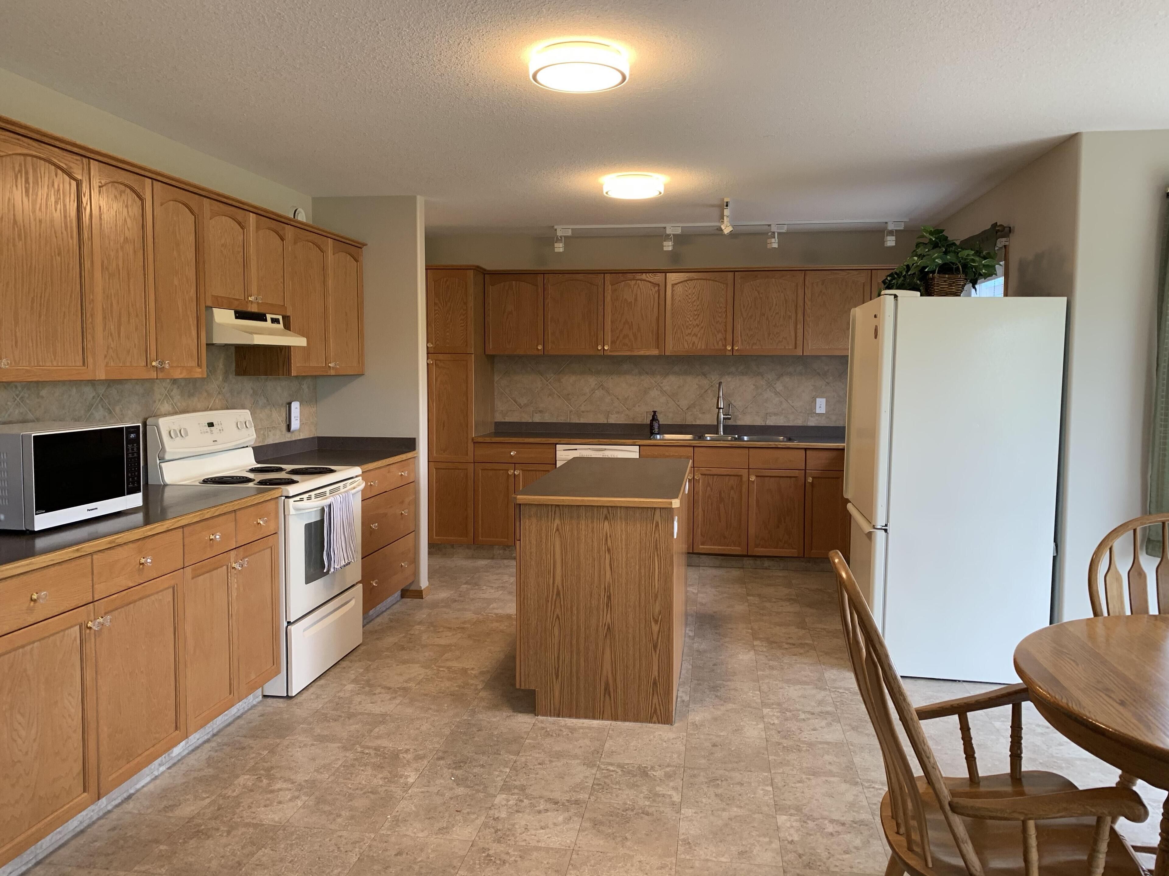 Sleeps 16- 5 mins from Waterton Entrance  WCV -A&B