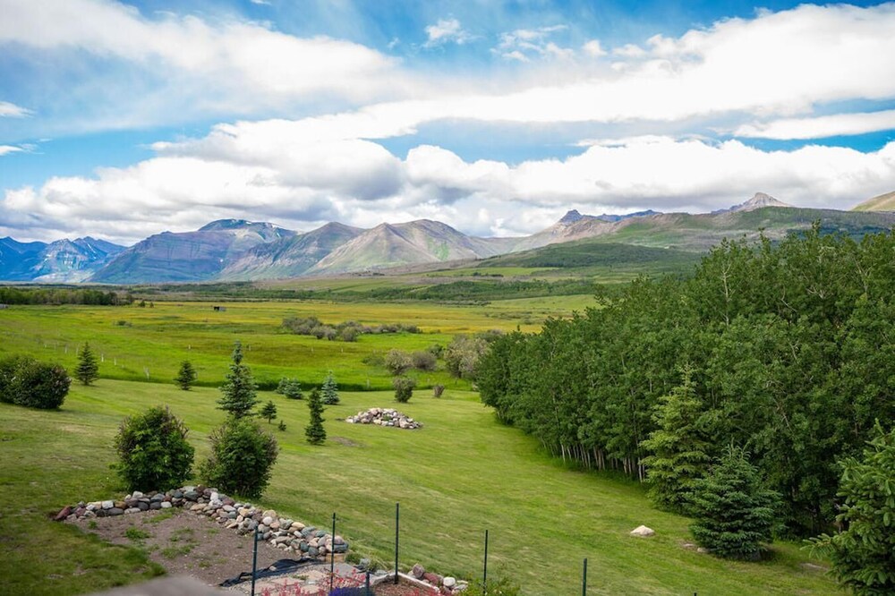 Sleeps 16- 5 mins from Waterton Entrance WCV -A&B