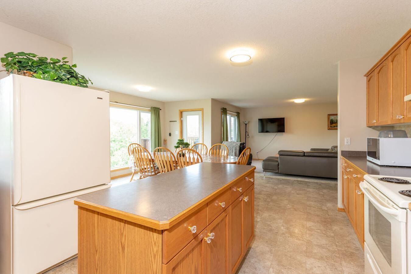 Sleeps 16- 5 mins from Waterton Entrance  WCV -A&B