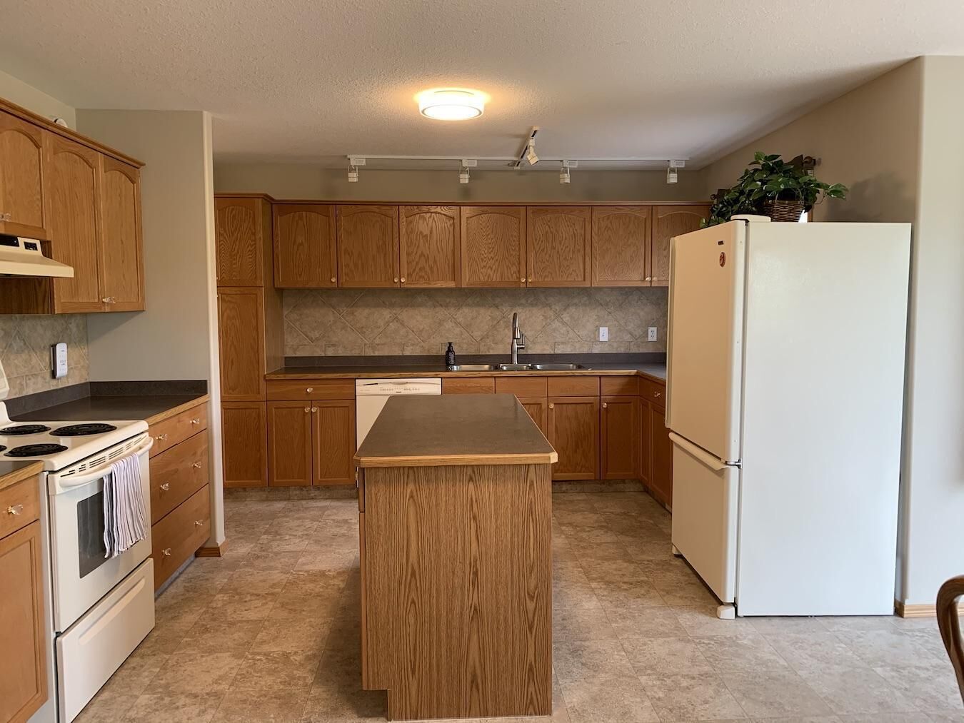 Sleeps 26- 5 mins from Waterton Entrance  WCV -A&C