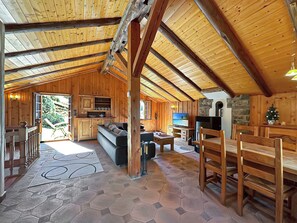 TV, fireplace - Chalet Le Basset - Family Chalet in the Swiss Alps (La Fouly)