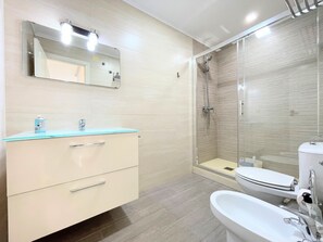 Shower, towels - Barcas Punta Prima by Villas&You (Torrevieja)
