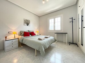 2 slaapkamers, een strijkplank/strijkijzer, gratis wifi, beddengoed