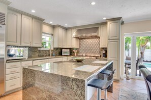 冷蔵庫、電子レンジ、オーブン、食器洗い機