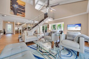 スマートテレビ、暖炉、ステレオ