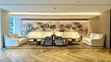 Coin salon dans le hall