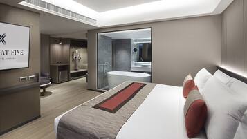 Suite Junior | Coffres-forts dans les chambres, bureau