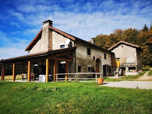 Pour amoureux de la nature, un écrin  sans vis à vis ni voisin. Ferme de 1700.