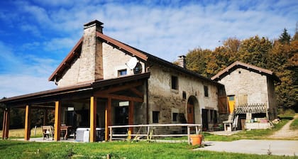 Pour amoureux de la nature, un écrin sans vis à vis ni voisin. Ferme de 1700.