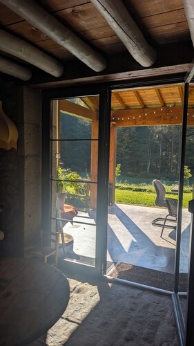 For nature lovers, a jewel case with no neighbors or neighbours next door. Farm built in 1700.