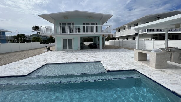 A modern house with a swimming pool, a covered patio, and a balcony. - Great House in Key Largo (Key Largo)