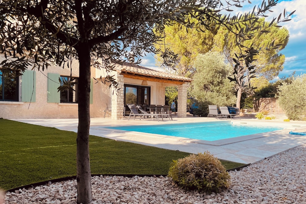 Villa with pool at the foot of Mont Ventoux and near Avignon