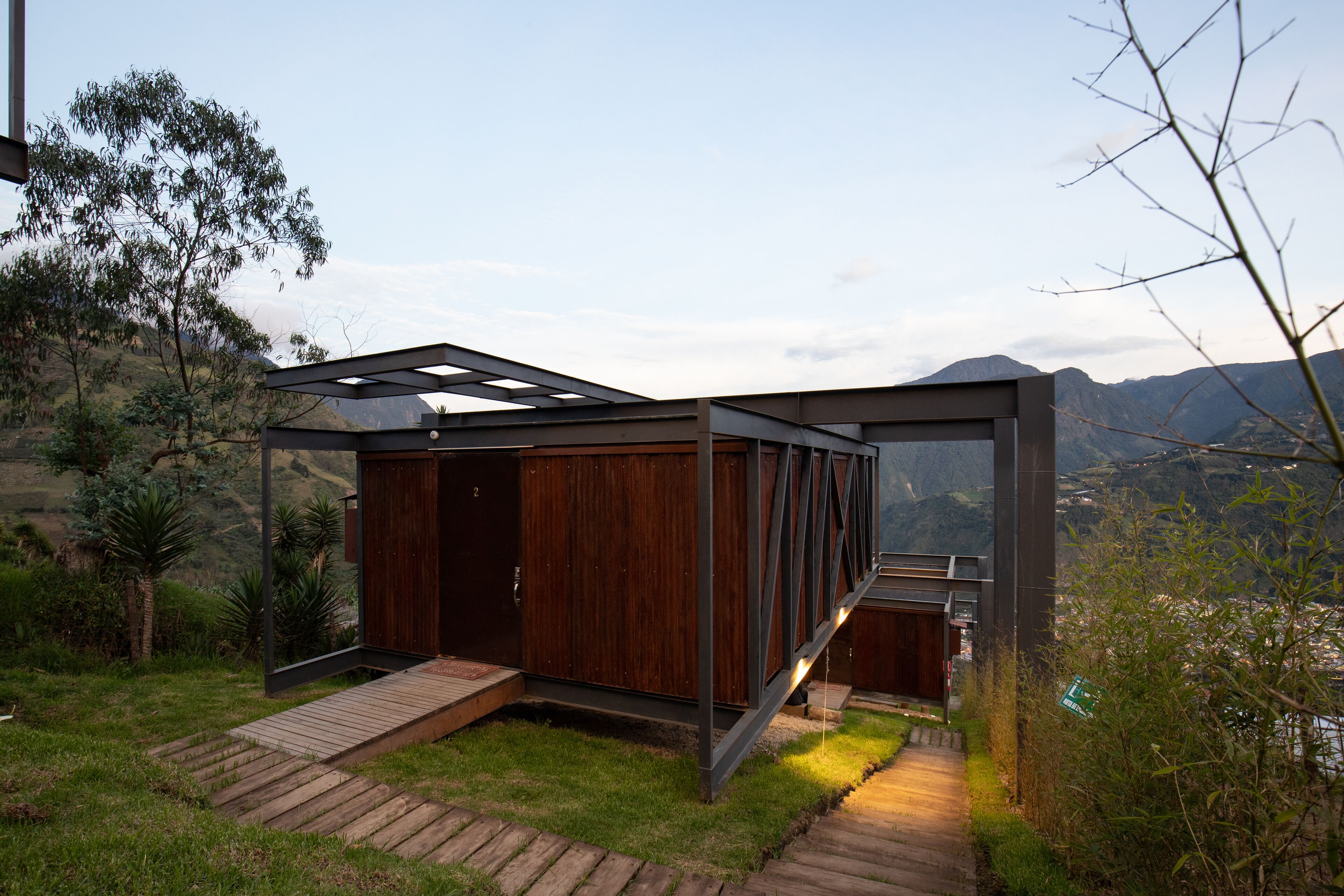 Uma casa moderna com fachada de madeira, estrutura de vidro e deck de madeira.