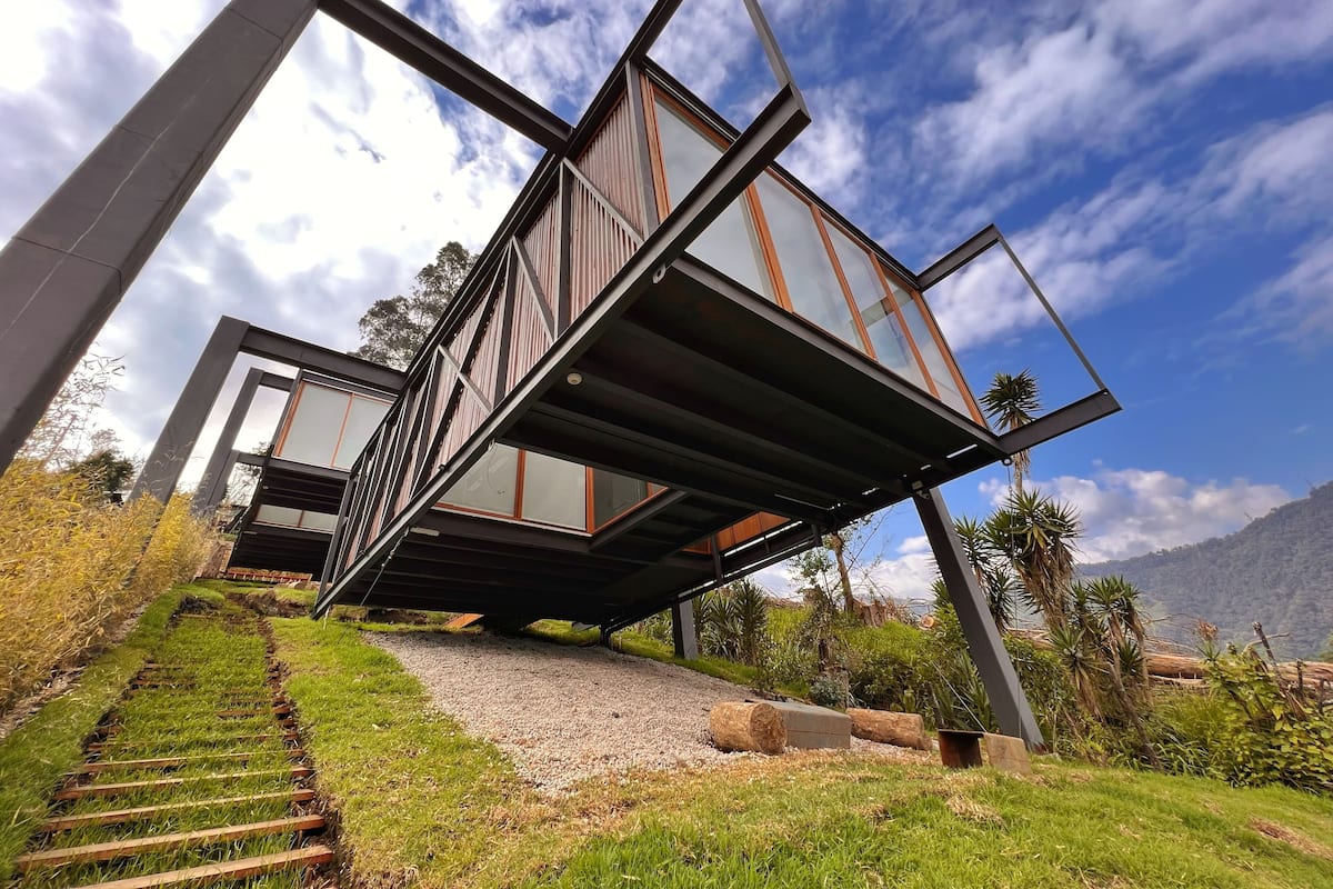Il s’agit d’une structure architecturale moderne dotée d’un design original en porte-à-faux, avec de grandes fenêtres en verre et une structure métallique.