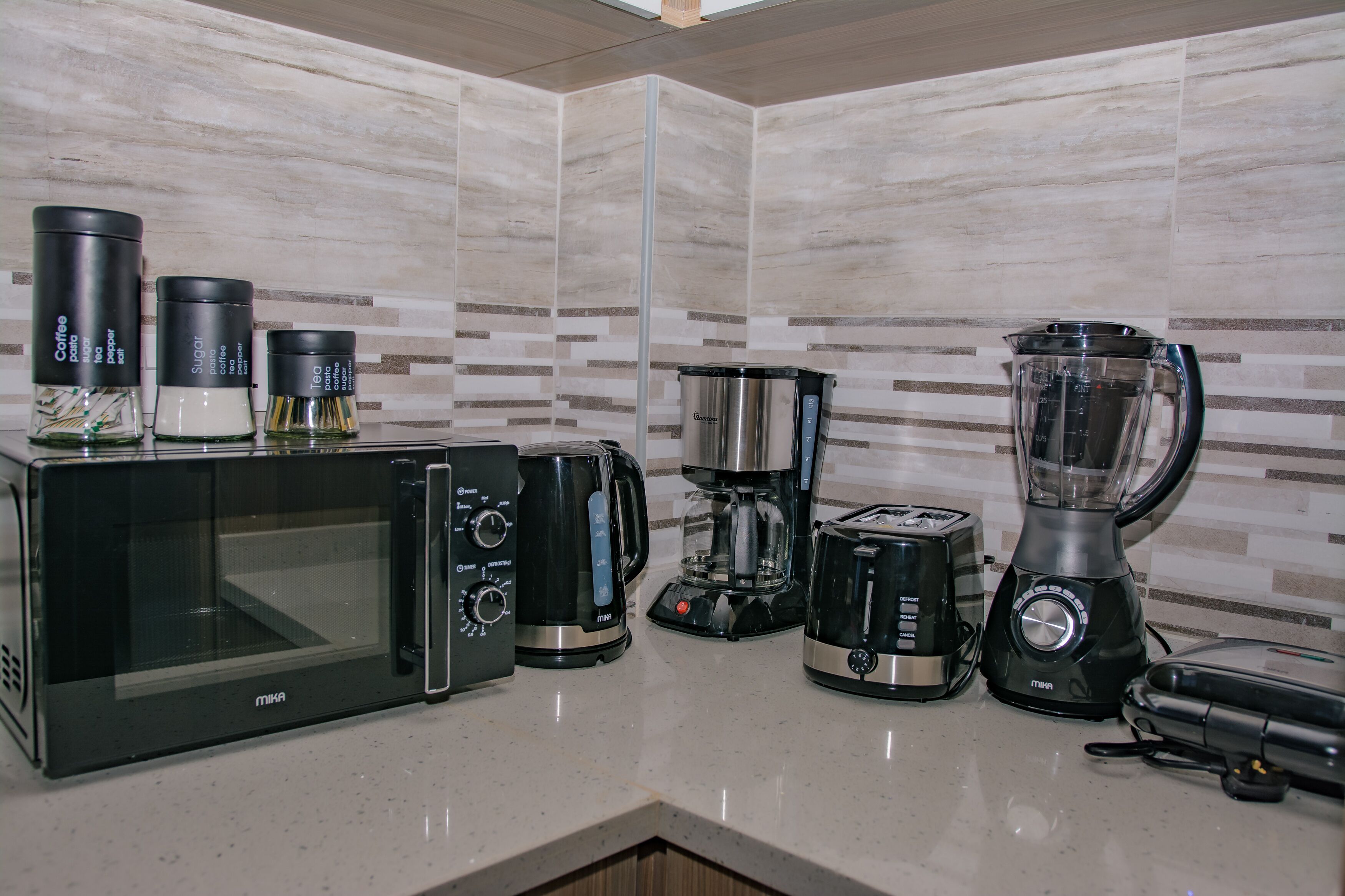 Refrigerador, microondas, horno y parrilla de estufa 