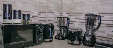 Refrigerador, microondas, horno y parrilla de estufa