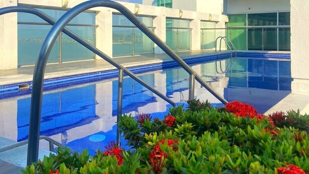Outdoor pool, open 7:00 AM to 7:00 PM, pool umbrellas - Departamento Emporium  (Guayaquil)