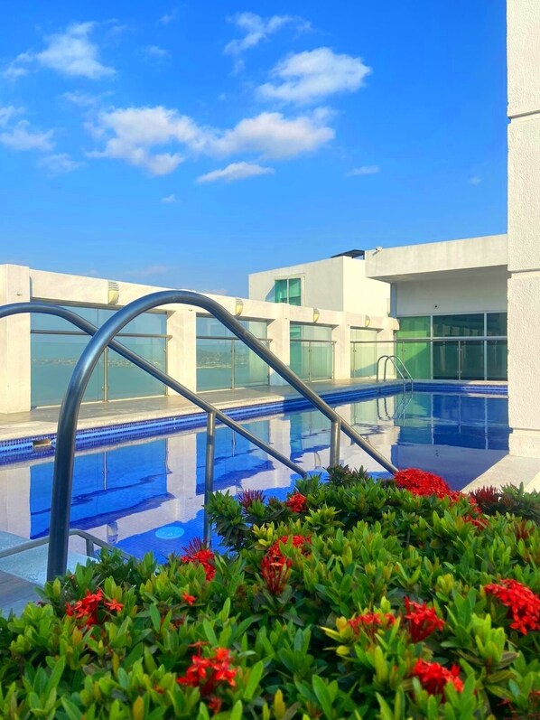 Outdoor pool, open 7:00 AM to 7:00 PM, pool umbrellas - Departamento Emporium  (Guayaquil)
