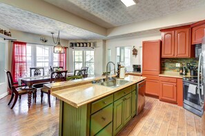 Fridge, microwave, stovetop, dishwasher - Cleveland Cabin w/ Private Hot Tub ~ 7 Mi to Helen (Cleveland)