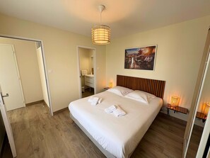 4 bedrooms, desk, iron/ironing board, free WiFi
