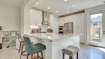 Fridge, microwave, stovetop, dishwasher