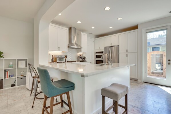 Fridge, microwave, stovetop, dishwasher - Family-Friendly Camarillo Home w/ Access to Pools! (Camarillo)