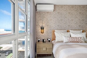 2 chambres, bureau, fer et planche à repasser, lit de bébé portatif