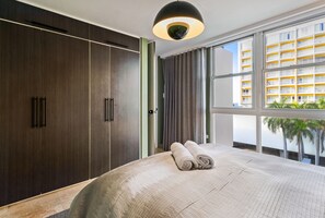 2 chambres, bureau, fer et planche à repasser, lit parapluie