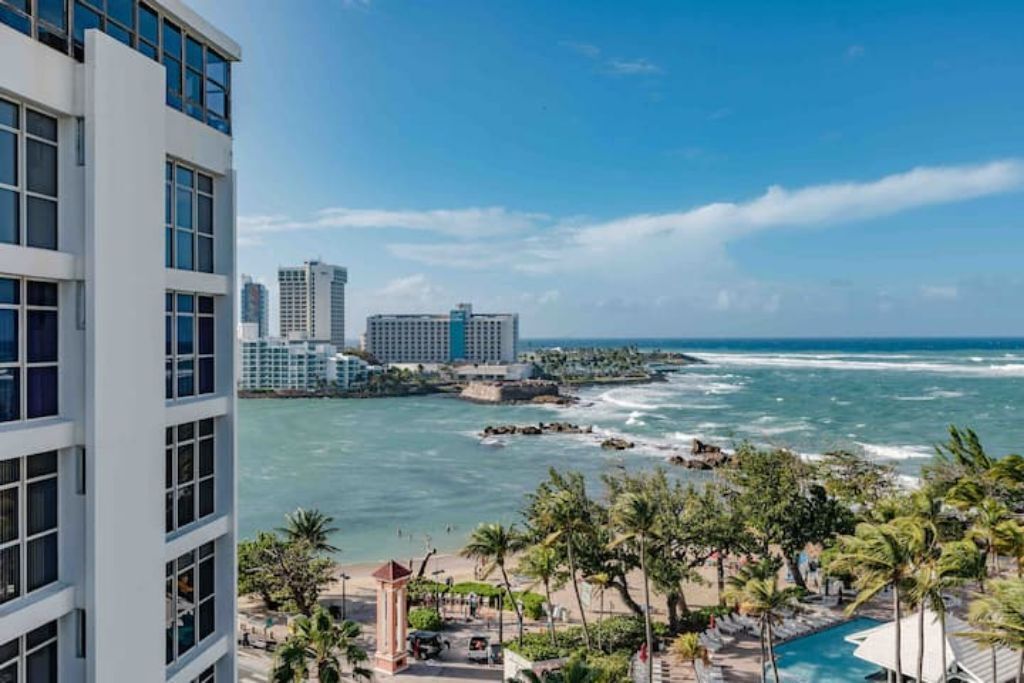 På stranden, solstolar och strandhanddukar