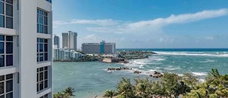 Rannalla, aurinkotuoleja, rantapyyhkeitä