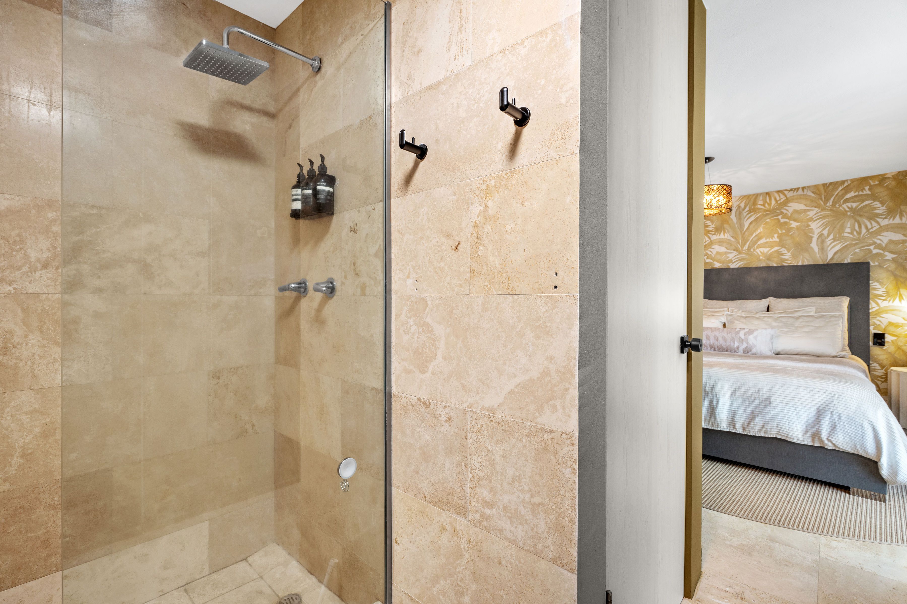 Une salle de bain moderne avec une douche à parois de verre, des toilettes et un lavabo.