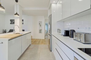 Fridge, microwave, oven, stovetop - Fonte Nova Nest (Sesimbra)