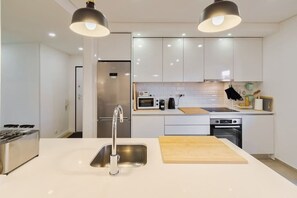 Fridge, microwave, oven, stovetop - Fonte Nova Nest (Sesimbra)