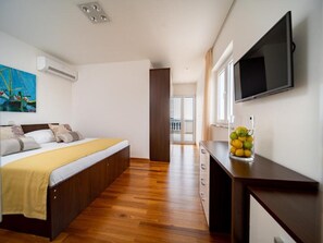 5 bedrooms, iron/ironing board, Internet, bed sheets