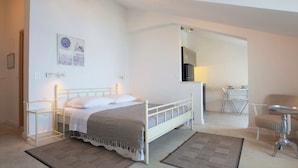 A bedroom with a bed, bedside tables, a desk, and a chair. - Apartments & Room Vesna - Studio Apartment with Terrace and Sea View (Brela)