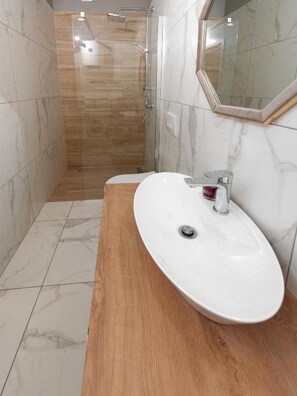 Ducha, secador de pelo, toallas