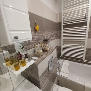 Bathtub, hair dryer, towels, soap - Holiday Home Kim with Swimming Pool (Ogulin)