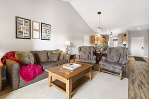 Smart TV - Golf view + Free wifi, Elevator, balcony, tennis and on-site golf course  (Branson)