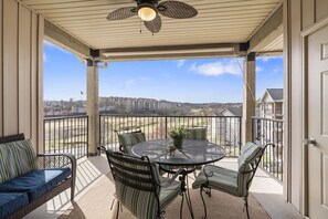 Outdoor dining - Golf view + Free wifi, Elevator, balcony, tennis and on-site golf course  (Branson)