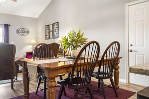 Dining - Golf view + Free wifi, Elevator, balcony, tennis and on-site golf course  (Branson)