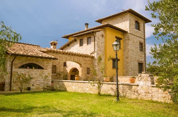 Exterior - The House of Betta (Montecampano)