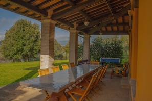 Outdoor dining - The House of Betta (Montecampano)
