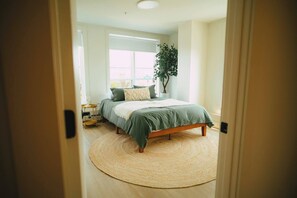 2 bedrooms, travel crib, free WiFi - Chic Cozy Retreat - 2BR - Stunning North End Views (Halifax)
