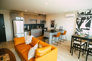 Living area - Chic Cozy Retreat - 2BR - Stunning North End Views (Halifax)