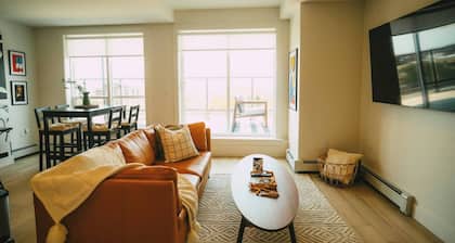 Chic Cozy Retreat - 2BR - Stunning North End Views
